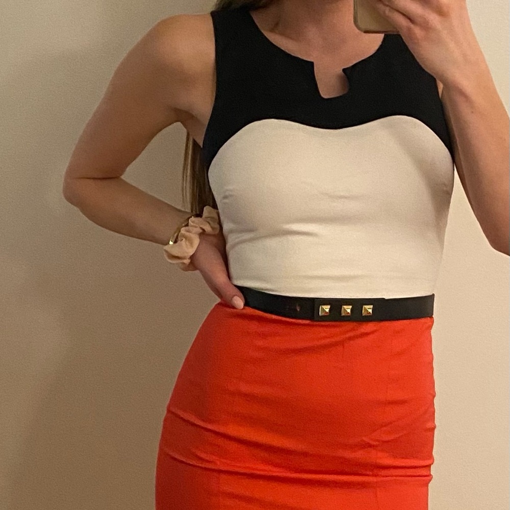 Block Pattern Form-Fitting Bebe Dress with Belt